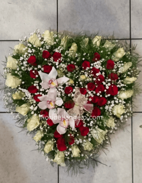 Cuore di fiori assortiti primaverili