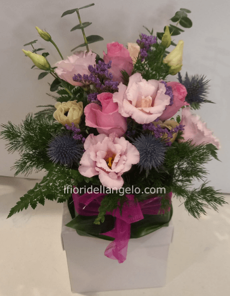 Cestino con fiori assortiti