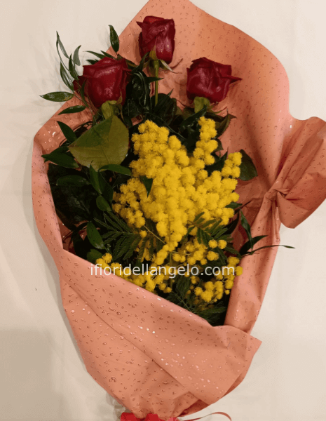 TRE ROSE ROSSE CON MIMOSA