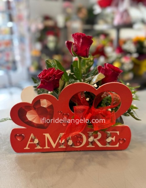 COMPOSIZIONE AMORE CON ROSE ROSSE