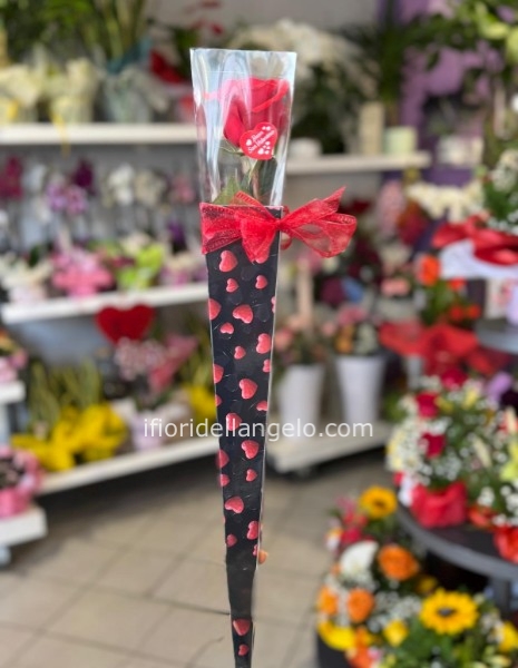 ROSA ROSSA IN CONO RIGIDO CUORI